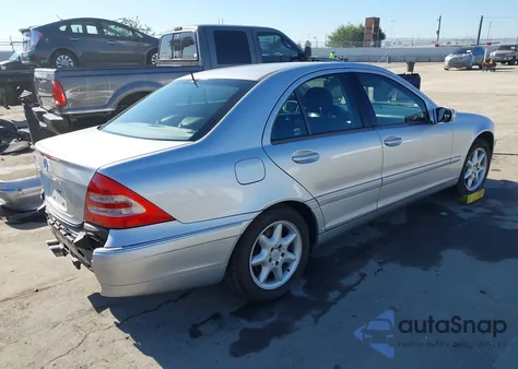 2002 Mercedes-Benz C 240 z USA, uszkodzony, nr VIN WDBRF61J32F231344